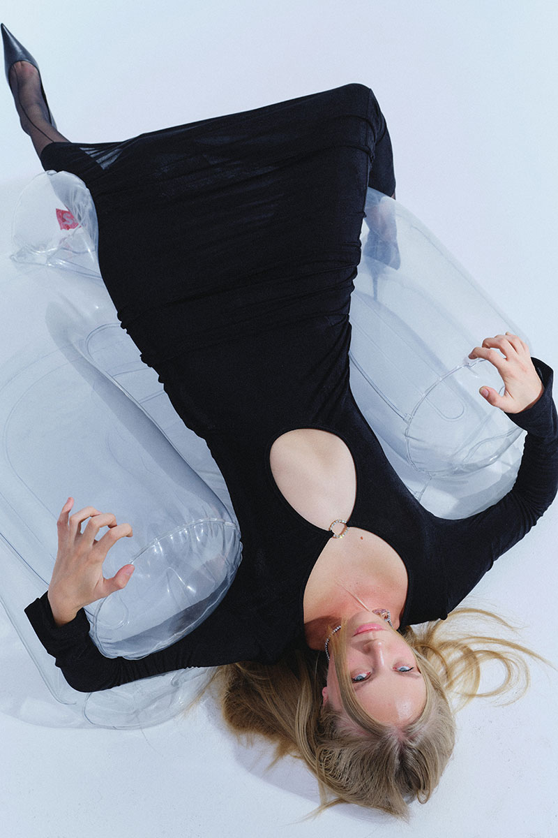 Siyah Göğüs Dekolteli Uzun Elbise