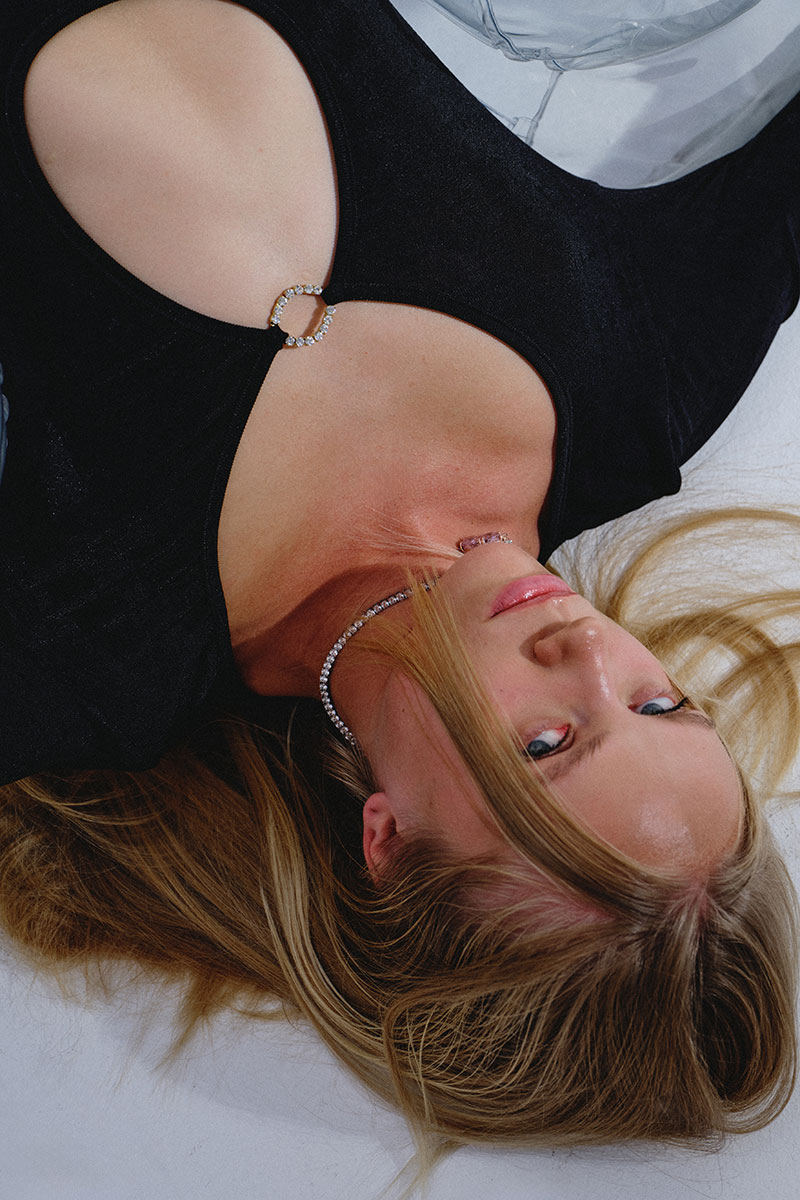 Siyah Göğüs Dekolteli Uzun Elbise