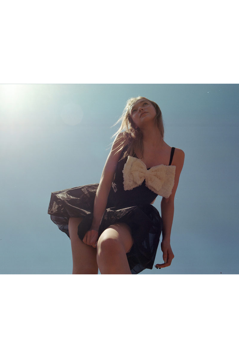 Siyah-Kirli Beyaz Fiyonk Detaylı Askılı Mini Elbise