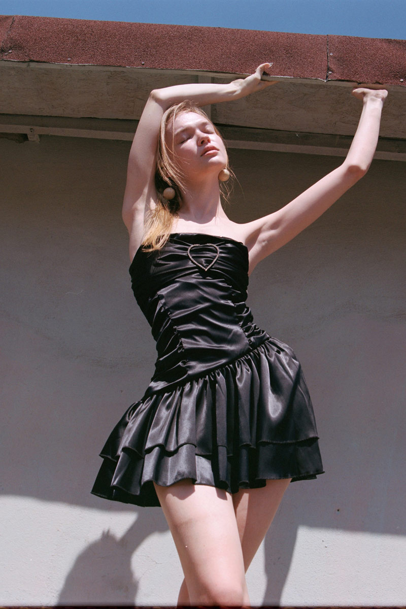 Siyah Kalp Toka Detaylı Straplez Saten Elbise