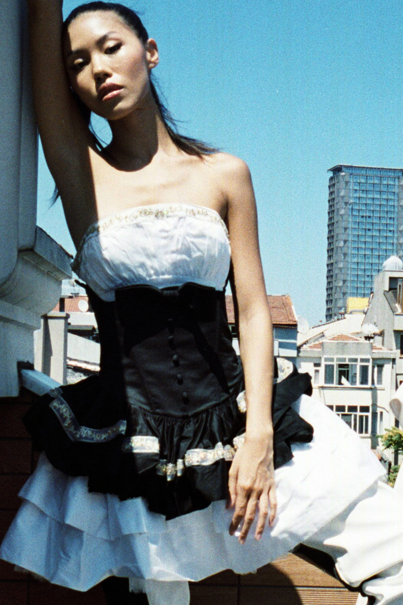 Kirli Beyaz-Siyah Kat Kat Volanlı Straplez Mini Elbise